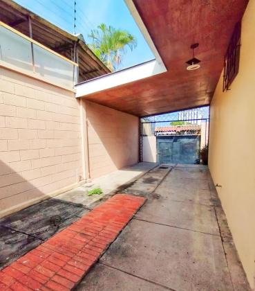 Casa en venta en Colonia Miramonte con apartamento