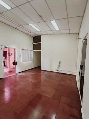 Alquiler de amplio local con 10 oficinas en colonia medica