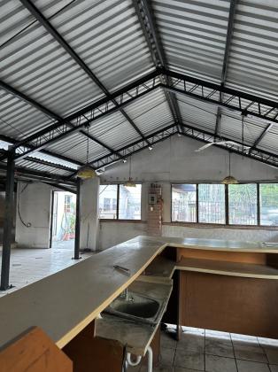 Amplio local comercial sobre bulevar de los heroes