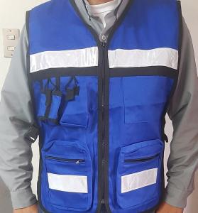 Chalecos tipo brigadista ajustables a toda talla. Con 5 bolsas y 2 bandas reflectivas